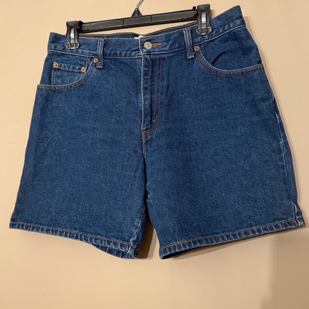 Woman’s Levi’s 550 Shorts